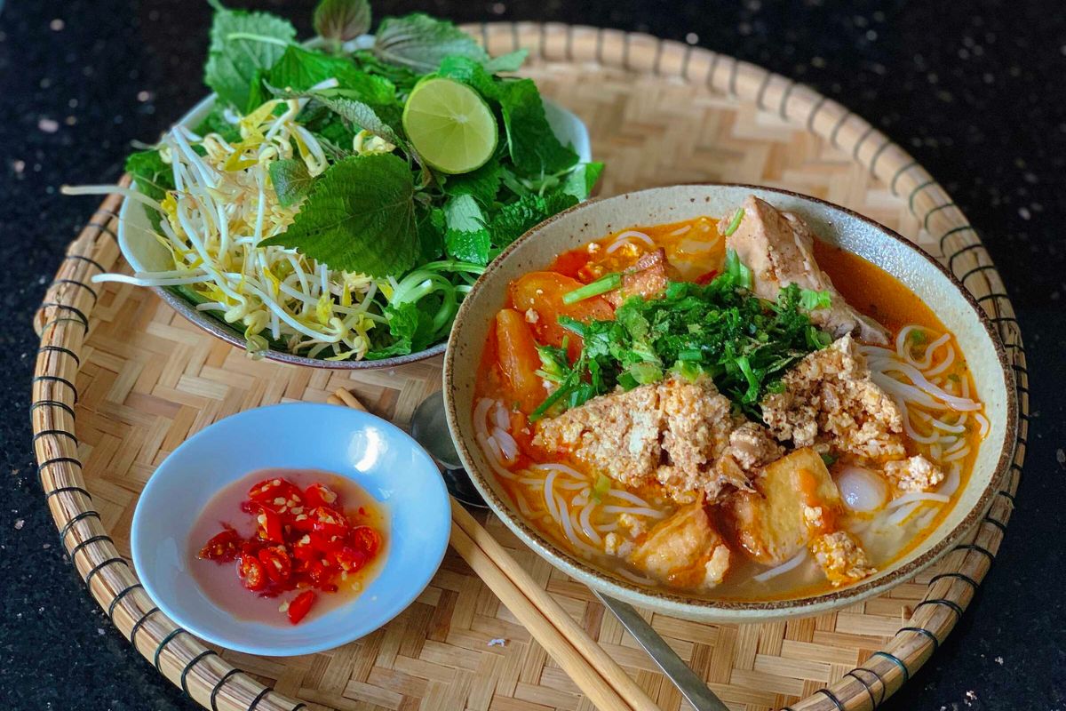 Food tour Ho Chi Minh City Crab Noodle Soup