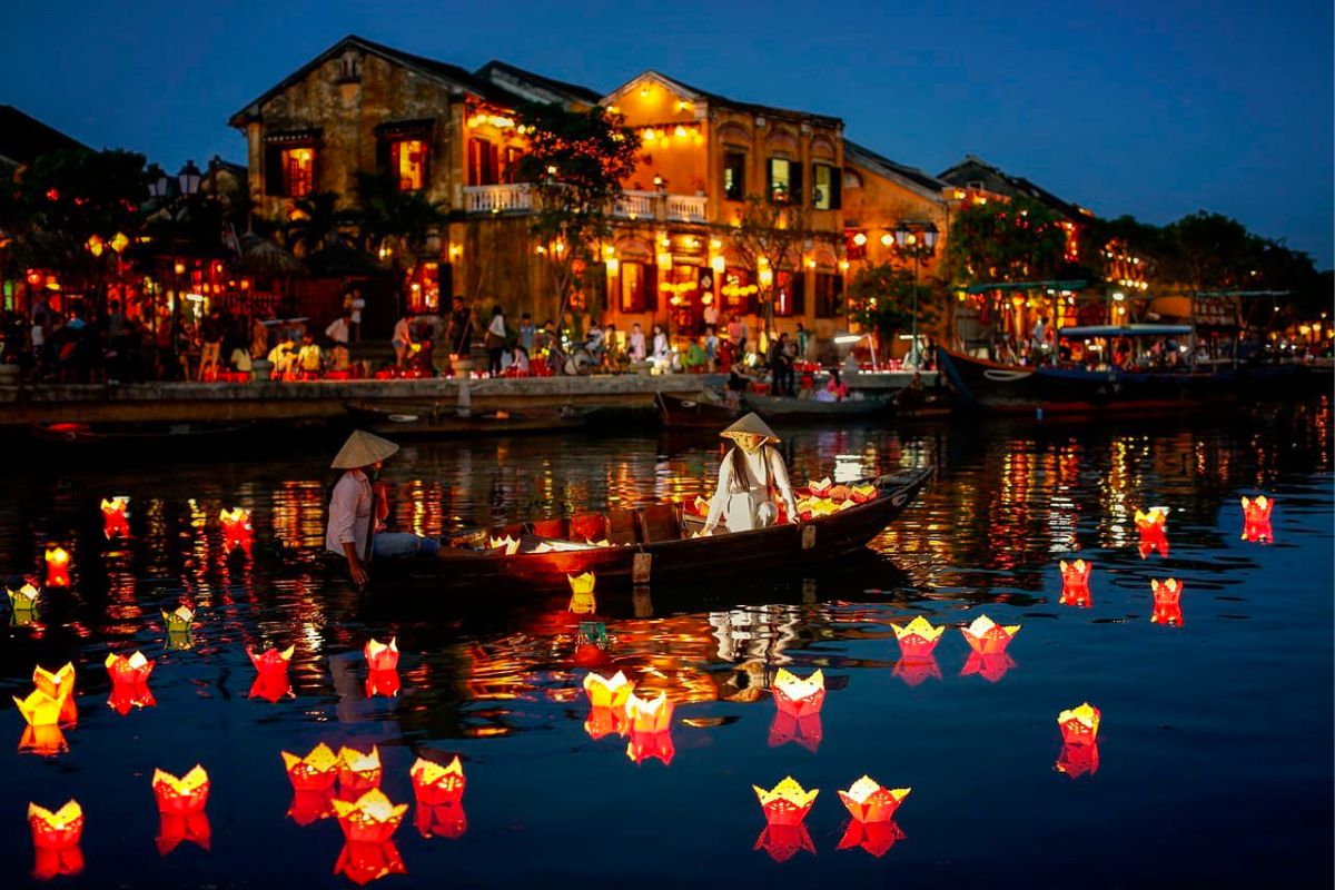 best time to visit central vietnam hoi an Flower Lanterns Festival