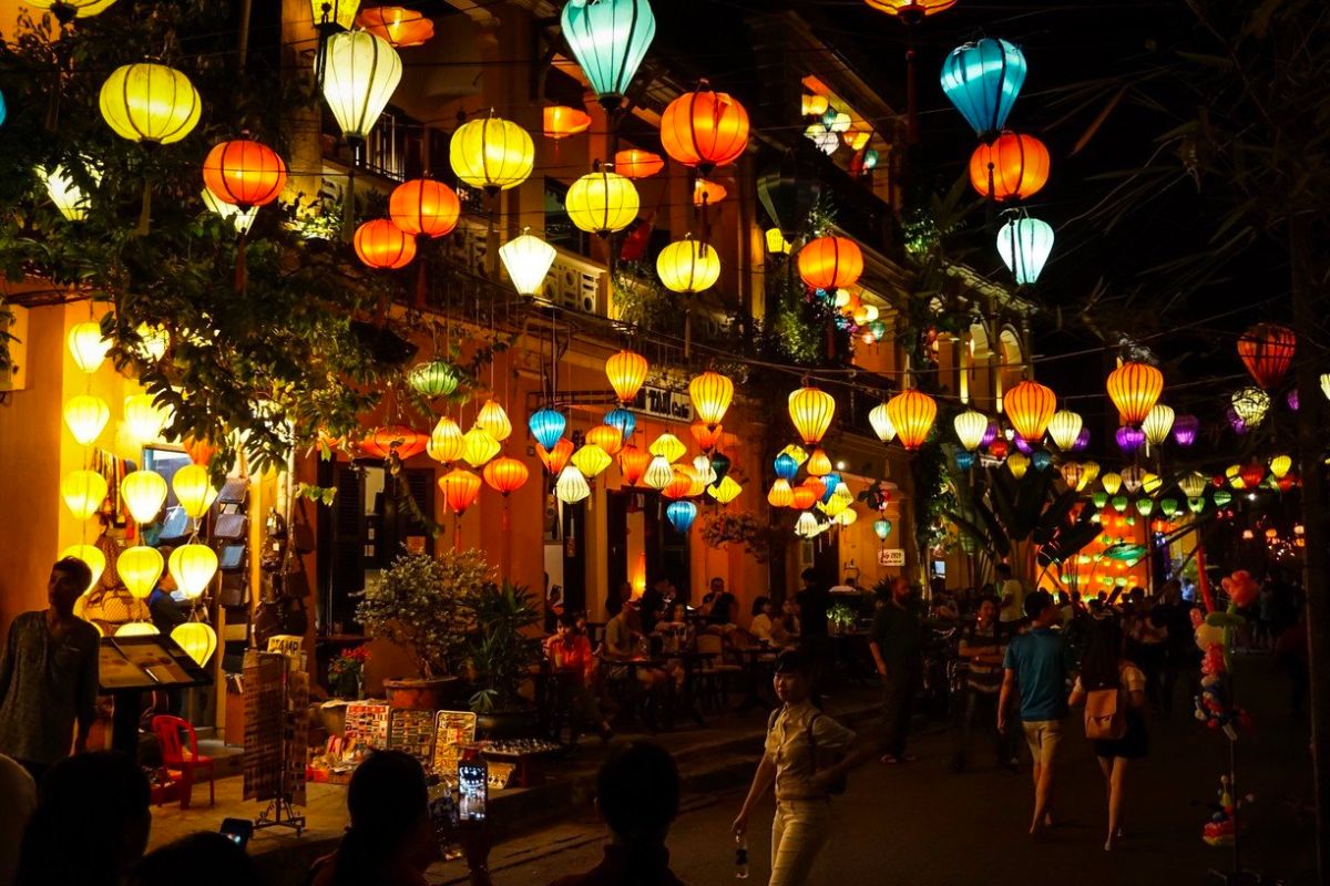 best time to see vietnam Hoi An lanterns