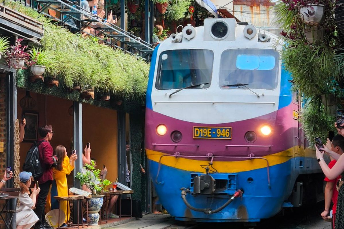 attractions in hanoi vietnam train street vietnam