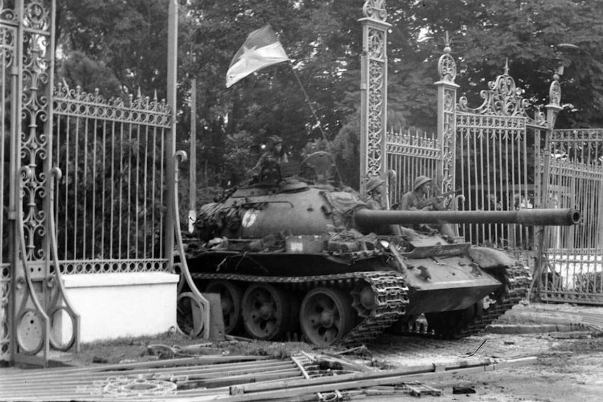 vietnam war tour ho chi minh tank crashing through Independence Palace gate