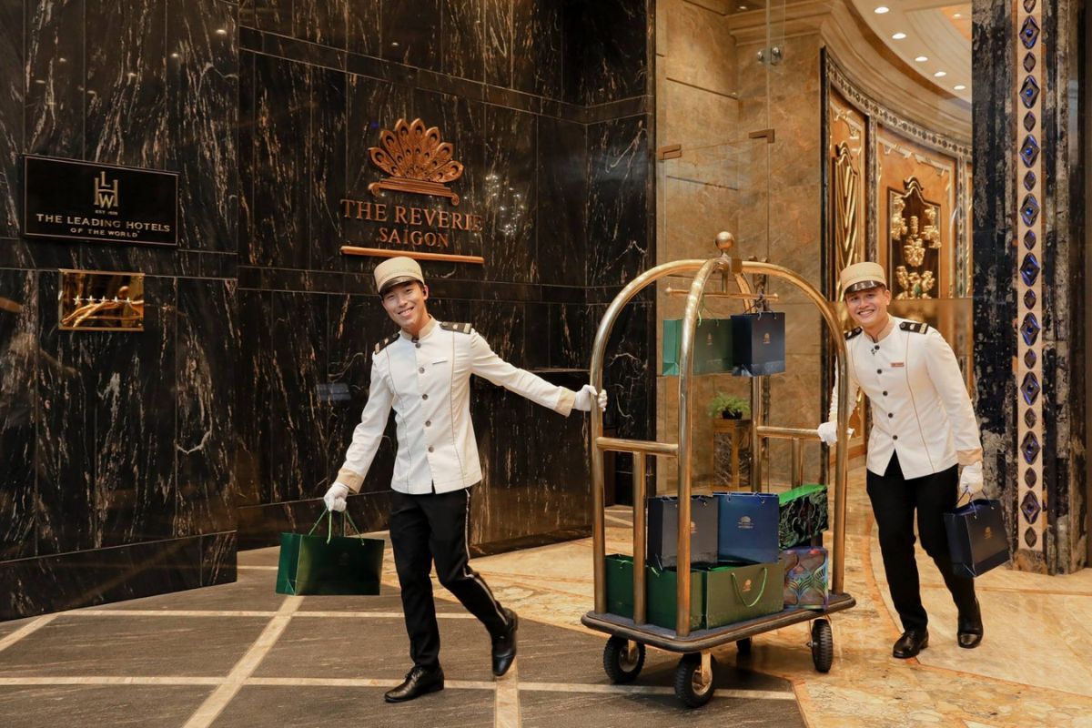 how much to tip in Vietnam tour guide tipping for Vietnamese bellman