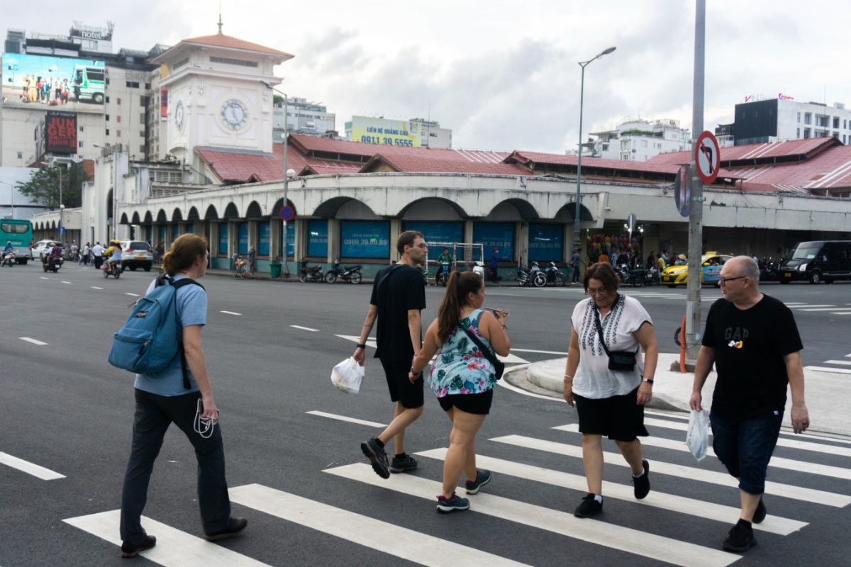 things to know before going to vietnam crossing the street vietnam