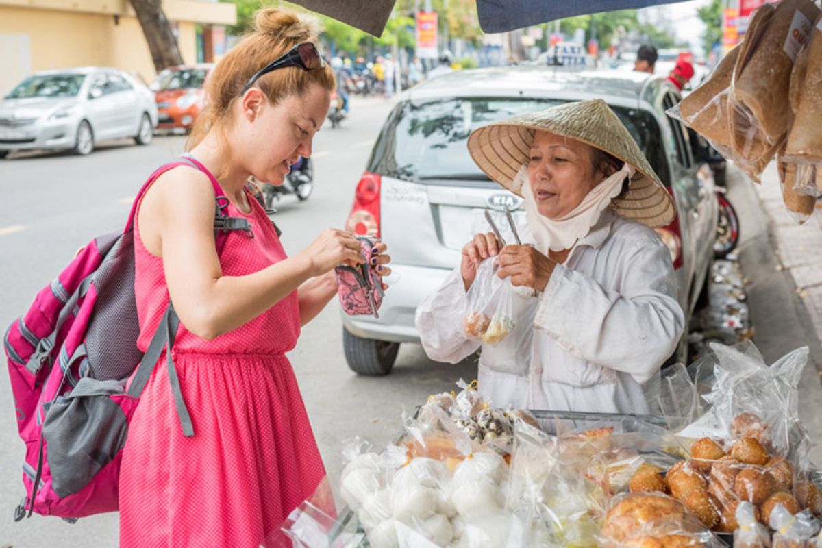 things to know before going to vietnam haggling in Vietnam