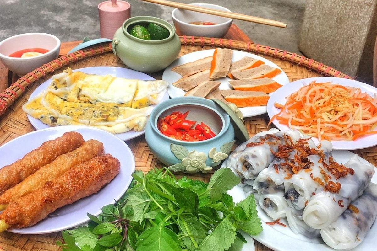 places to eat in hanoi vietnam banh cuon