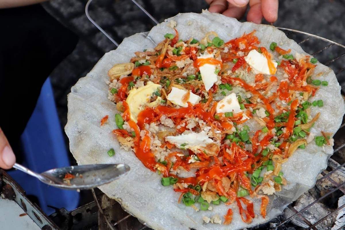 street food in vietnam banh trang nuong