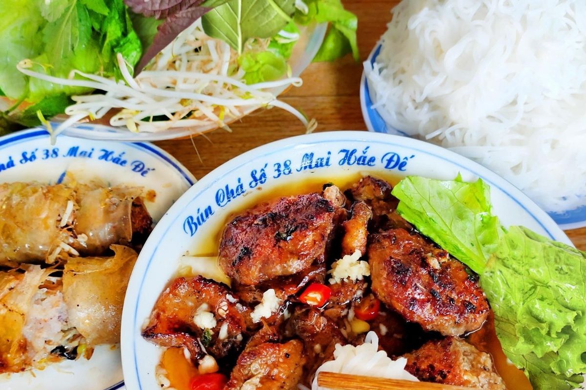 places to eat in vietnam bun cha mai hac de