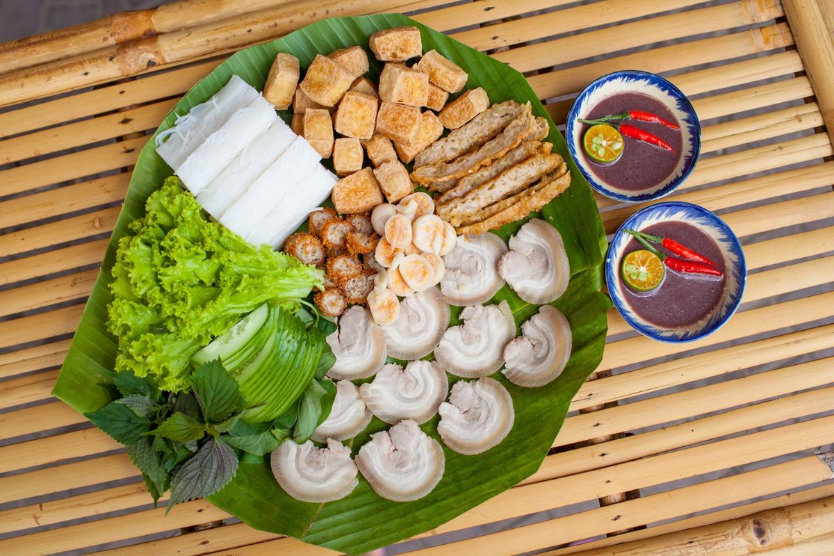 things to eat in vietnam bun dau mam tom