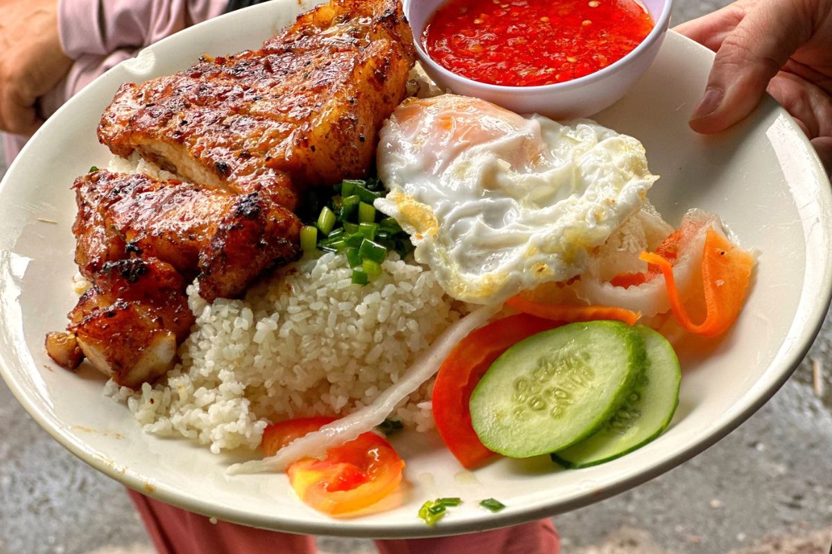places to eat in vietnam com tam ba ghien