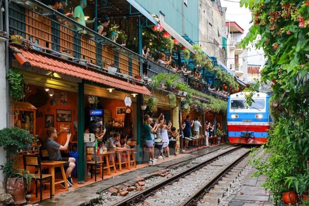 vietnam travel itinerary 10 days hanoi train street