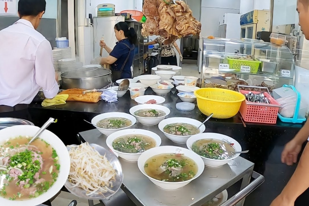 best places to eat in saigon vietnam pho hoa