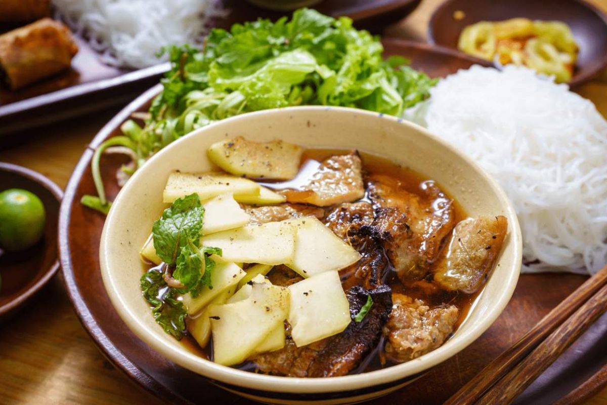 what to eat in vietnam hanoi bun cha
