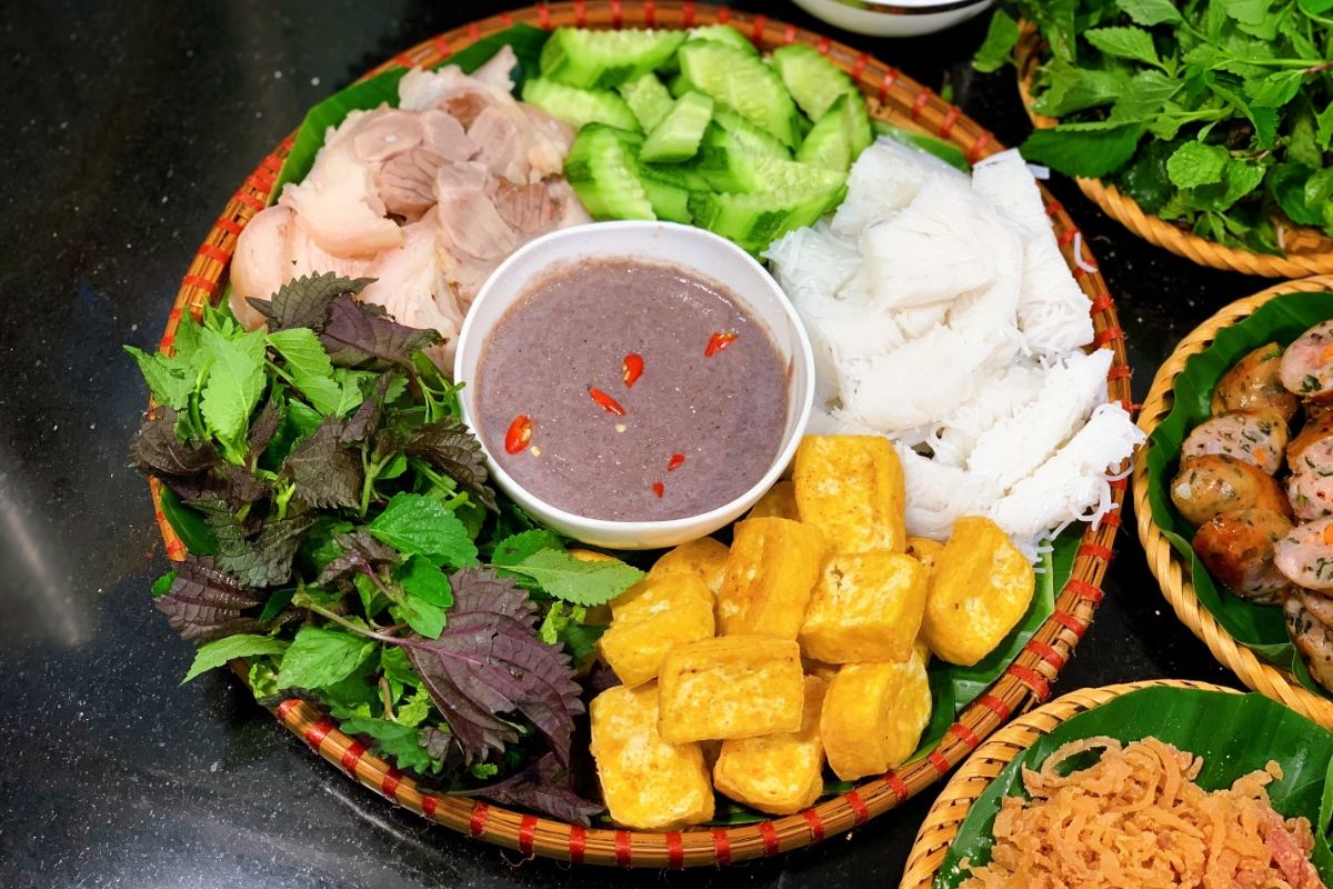 what to eat in vietnam hanoi bun dau mam tom