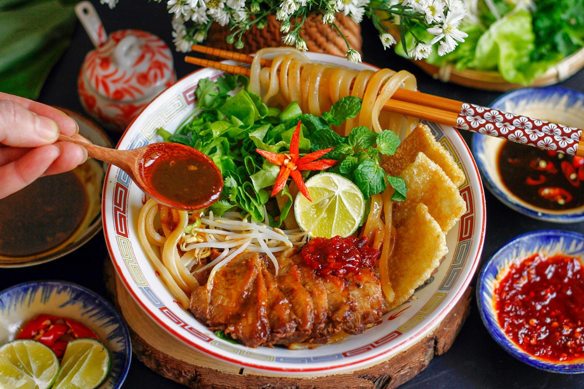 what to eat in da nang vietnam cao lau