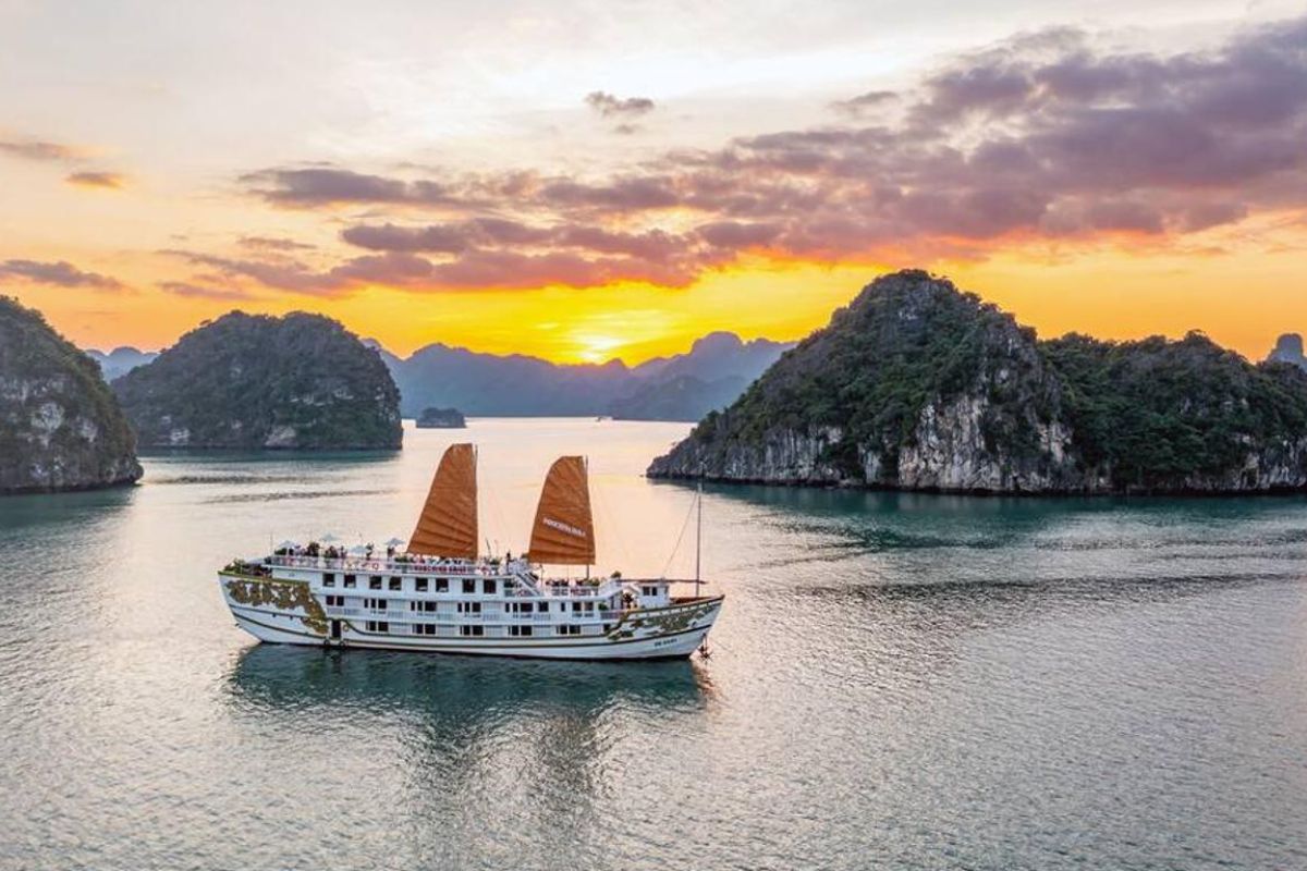 ha long bay weather cruise in Halong bay