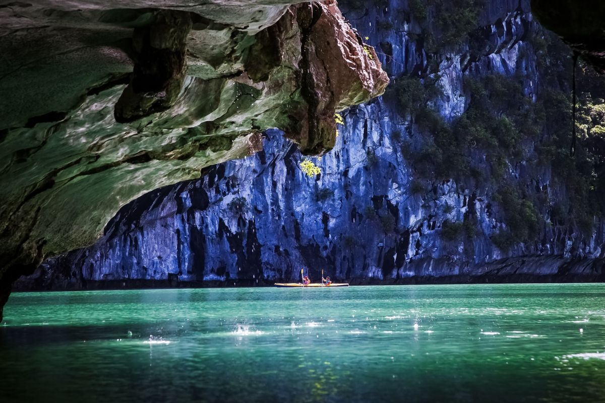 vietnam tour plan kayaking at halong bay