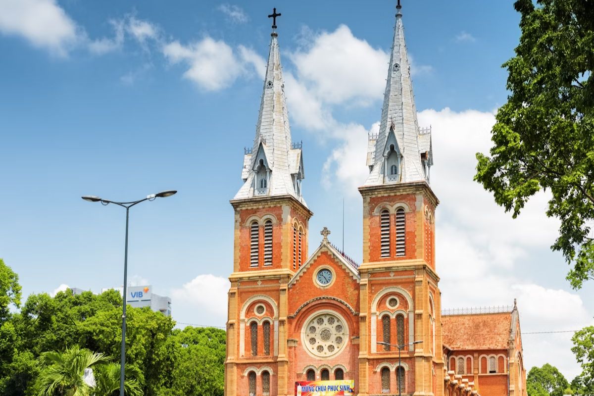 vietnam march temperature Saigon Notre-Dame Basilica