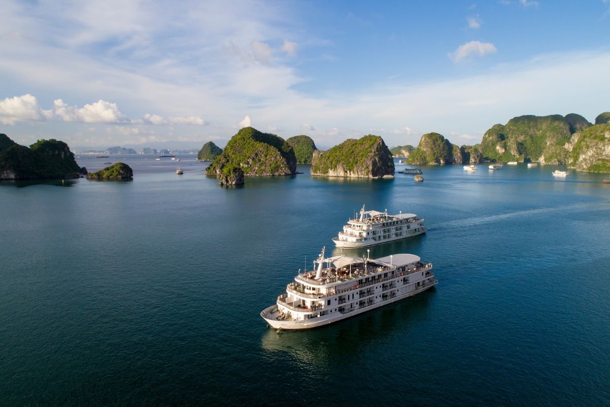 vietnam weather december cruising halong bay