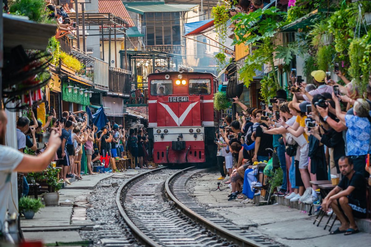 is vietnam safe to travel hanoi train street